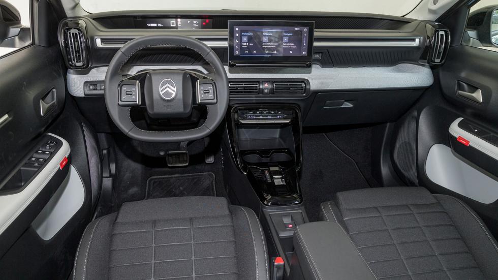 Στην αίσθηση της άνεσης συμβάλλουν και τα καθίσματα που έχουν διπλή ιδιότητα. Από τη μία φιλτράρουν τις αναταράξεις και από την άλλη προσαρμόζονται στη σωματοδομή σου χάρη στον αφρό που έχουν. 